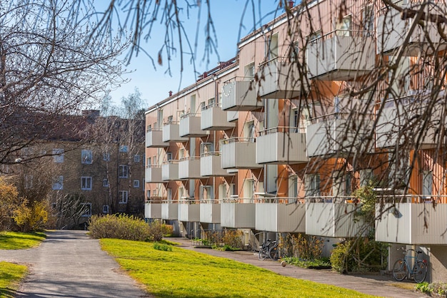 Zdjęcie fasada pomarańczowego budynku mieszkalnego z białymi balkonami