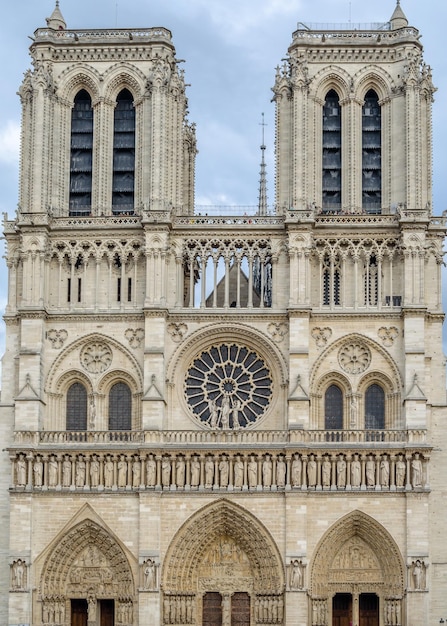 Fasada słynnej gotyckiej katedry NotreDame de Paris Francja