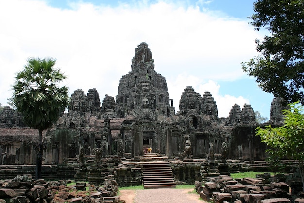 Fasada świątyni Angkor Wat na tle nieba
