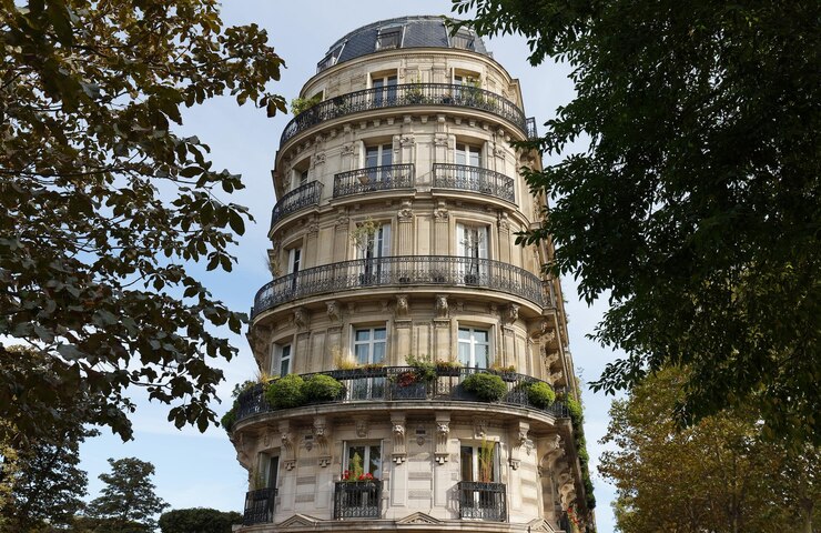 Zdjęcie fasada tradycyjnego francuskiego domu z typowymi balkonami i oknami paris