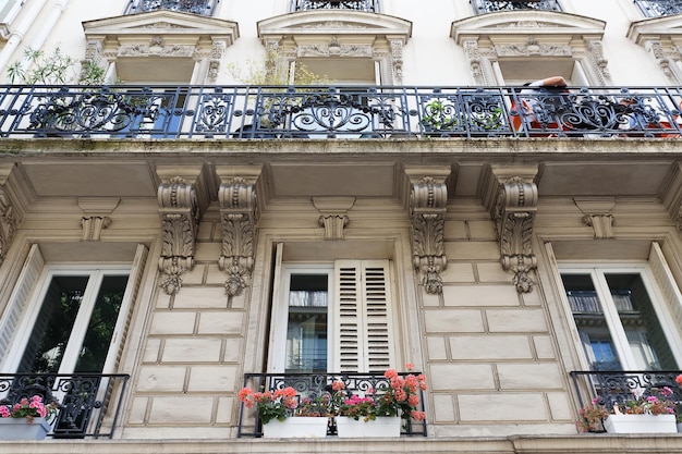 Fasada tradycyjnego francuskiego domu z typowymi balkonami i oknami Paris