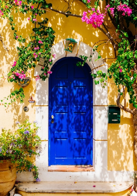 Fasada tradycyjnego greckiego budynku z pięknymi różowymi kwiatami. Grecja. Kefalonia