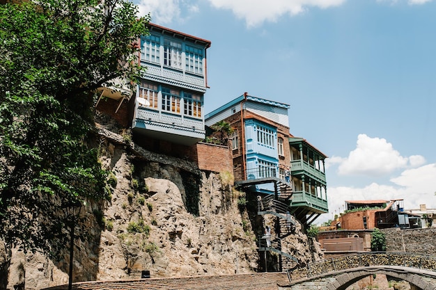 Fasada tradycyjnych rzeźbionych balkonów i kolorowych drewnianych domów na Starym Mieście w Tbilisi, stolicy Gruzji Znane na całym świecie balkony