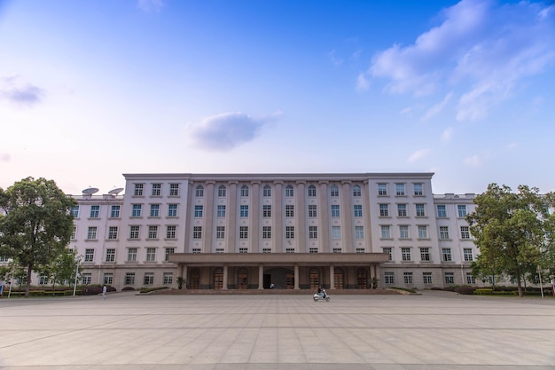 Fasada uniwersytetu na tle nieba