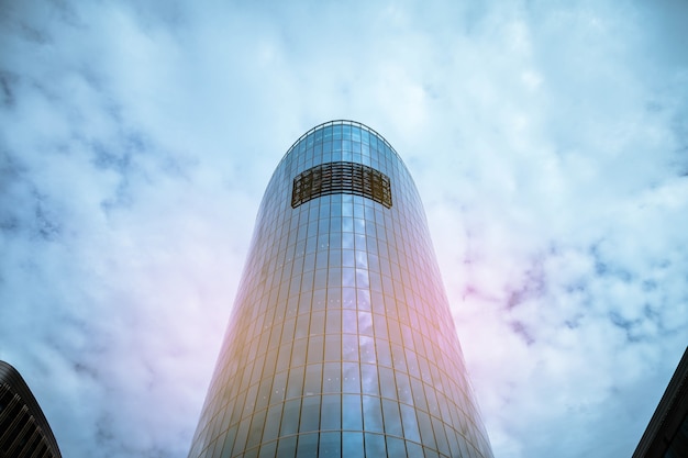 Fasada wieżowców w nowoczesnym stylu wykonana ze szkła i betonu. Architektura budynku w biznesowej dzielnicy metropolii