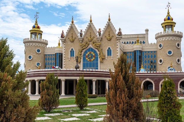 Zdjęcie fasada z kolumnami, wieżami i witrażami teatru lalek ekiyat, kazań, rosja