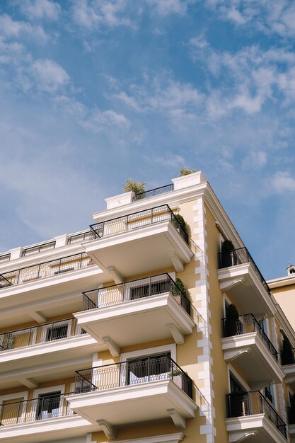 Fasada z tarasami hotelu regent na tle nieba Porto w Czarnogórze