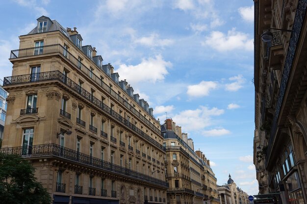 Fasady tradycyjnych francuskich domów z typowymi balkonami i oknami Paris