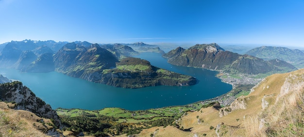 Fascynujący widok na Jezioro Czterech Kantonów z górami Rigi i Pilatus, miasto Brunnen z Fronalpstock