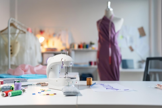 Zdjęcie fashion design studio miejsce pracy z szytymi manekinami