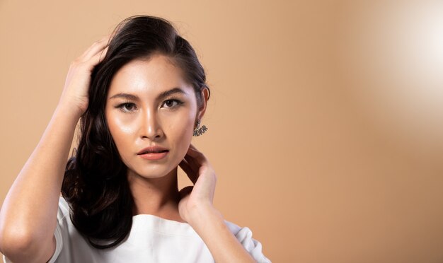 Fashion Transgender Lgbt Asian Woman Ma Piękną Czarną Białą Sukienkę