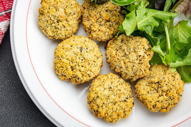 fasola falafel kotlety warzywne kulki zdrowy posiłek żywnościowy przekąska na stole kopia przestrzeń food