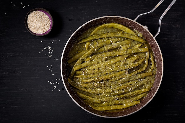 Fasola szparagowa gotowana z oliwą z oliwek Jedzenie wegańskie i wegetariańskie Kuchnia turecka Tradycyjne jedzenie Fasulye Widok z góry