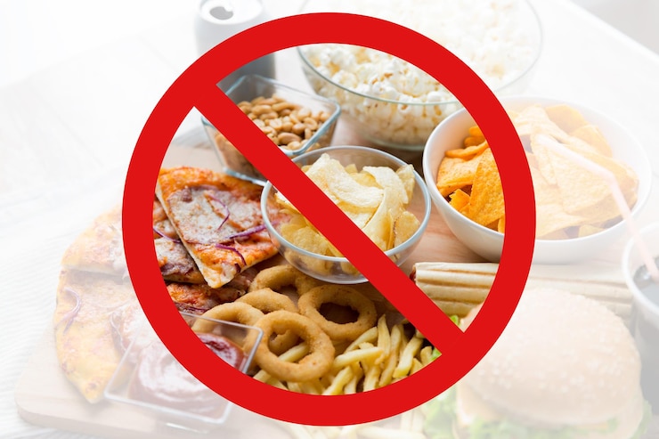 Zdjęcie fast food, dieta niskowęglowodanowa, koncepcja tuczu i niezdrowego jedzenia - zbliżenie przekąsek typu fast food i napoju typu cola bez symbolu lub znaku zakazu ukośnika odwrotnego