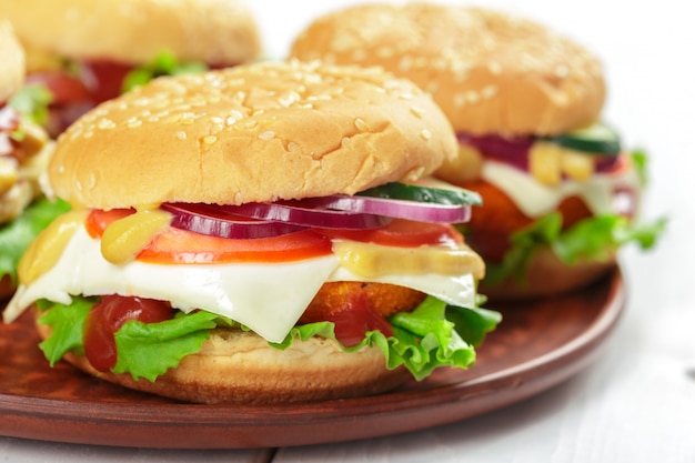 Fast food, domowy hamburger na drewnianym