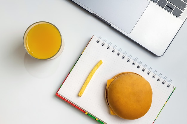 Fast Food W Pracy Przekąski. Laptop, Notebook, Hamburger I Francuski Smażyć W Miejscu Pracy.