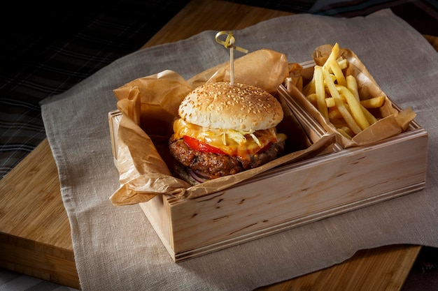 Zdjęcie fast food z hamburgerem i frytkami