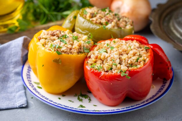 Faszerowane papryki wykonane z kolorowej papryki. Pyszna papryka faszerowana z kaszą bulgur i mięsem.