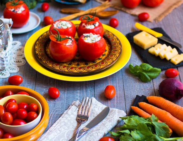Zdjęcie faszerowane pomidory z serem i różnymi warzywami