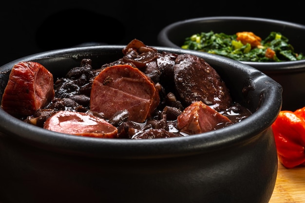 FEIJOADA podana w glinianej misce na rustykalnym drewnianym stole