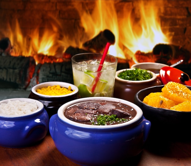 Zdjęcie feijoada to tradycyjne brazylijskie danie, które pasuje do kapusty ryżowej farofa i caipirinha