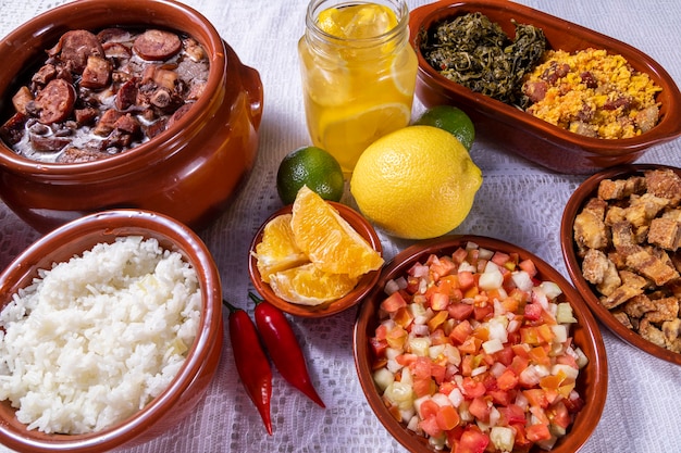 Feijoada, tradycja kuchni brazylijskiej.