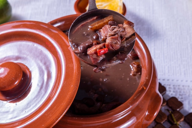 Feijoada, tradycja kuchni brazylijskiej.