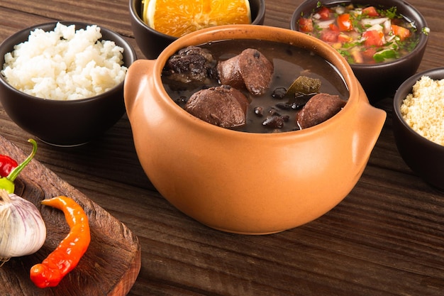 Feijoada Typowe Brazylijskie Jedzenie. Tradycyjne Brazylijskie Jedzenie Z Czarnej Fasoli.