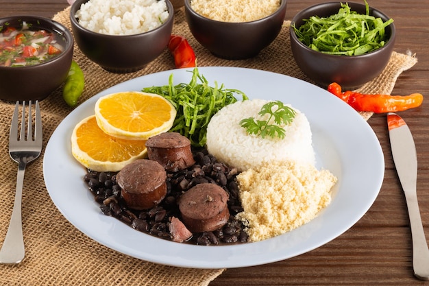Feijoada typowe brazylijskie jedzenie. Tradycyjne brazylijskie jedzenie z czarnej fasoli.