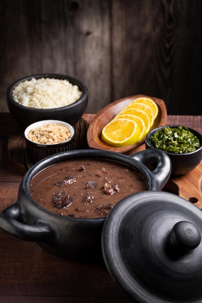 Zdjęcie feijoada, typowe brazylijskie jedzenie z czarnych fasoli