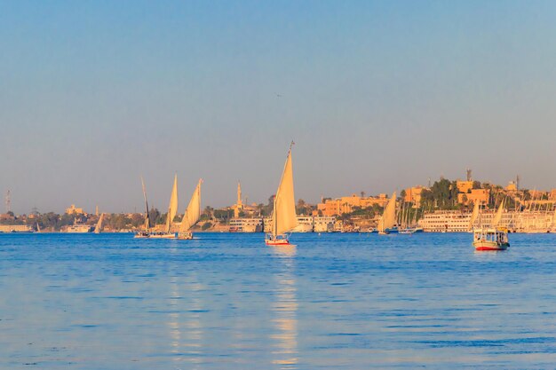 Felucca łodzie płynące po Nilu w Luksorze w Egipcie. Tradycyjne egipskie łodzie żaglowe