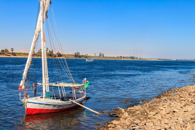 Felucca zacumowana w pobliżu brzegu Nilu w Luksorze w Egipcie