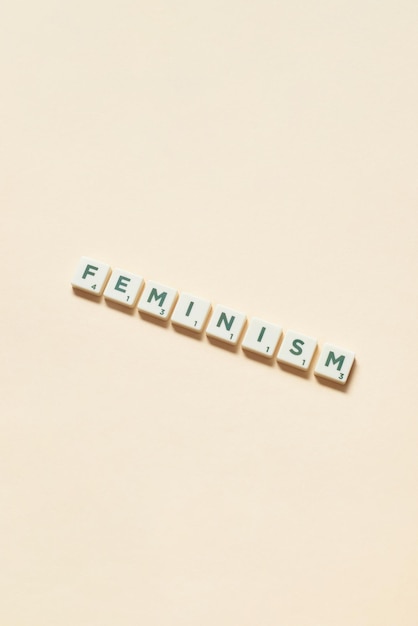 Feminizm Uformowany Z Bloków Scrabble Na Beżowym Tle