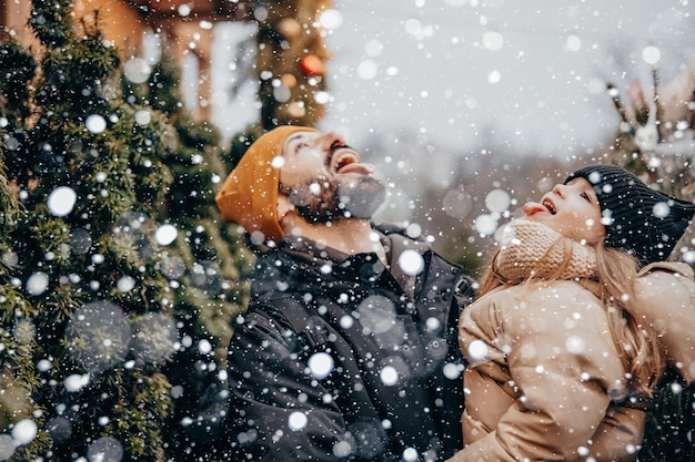 Ferie zimowe i koncepcja ludzie szczęśliwy ojciec i córeczka wybierający choinkę na ulicznym targu Wybór i zakup choinki na jarmarku bożonarodzeniowym