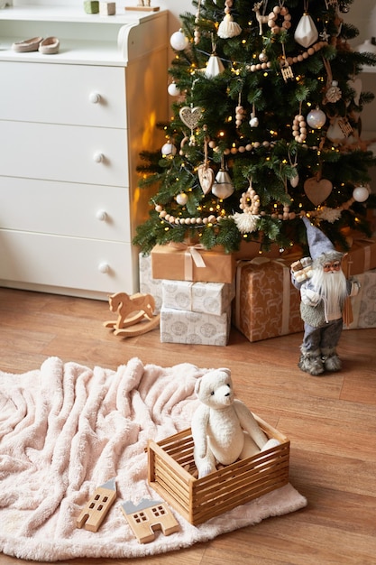 Ferie zimowe i wakacje Boże Narodzenie i Nowy Rok wystrój tła Choinka i zabawki Przedszkole Świąteczna dekoracja Wnętrze pokoju dziecięcego