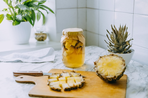 Fermentowany napój ananasowy kombucha tepache proces gotowania domowego probiotycznego ananasa superfood