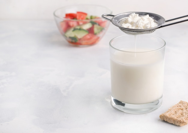 Fermentowany produkt mleczny pić kefir w szklance. Koncepcja zdrowego śniadania