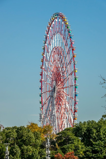 Ferris koło na niebieskim niebie