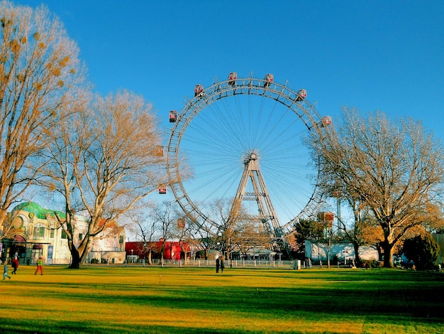 Zdjęcie ferris wheel na czyste niebieskie niebo