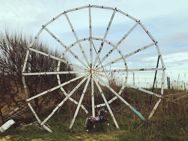 Zdjęcie ferris wheel na polu przeciwko niebu