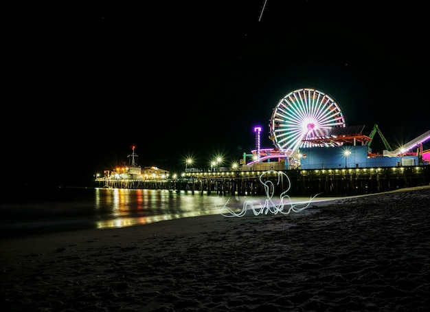 Ferris wheel przy nabrzeżu Santa Monica w nocy