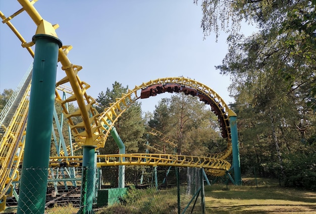 Zdjęcie ferris wheel w parku na tle nieba