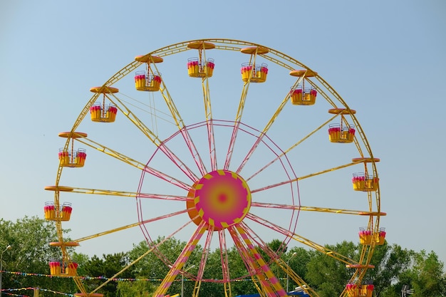 Zdjęcie ferris wheel w parku rozrywki ferris wheel atrakcja