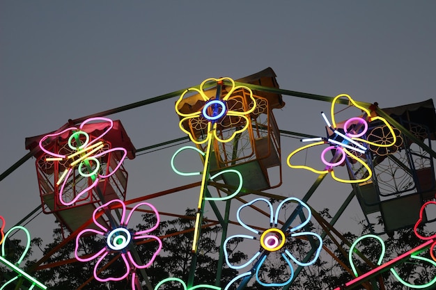 Zdjęcie ferris wheel z kolorowym światłem