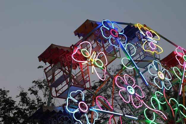 Zdjęcie ferris wheel z kolorowymi światłami