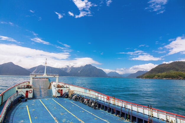 Ferryboat krzyżuje jezioro w Patagonia, Chile, Ameryka Południowa