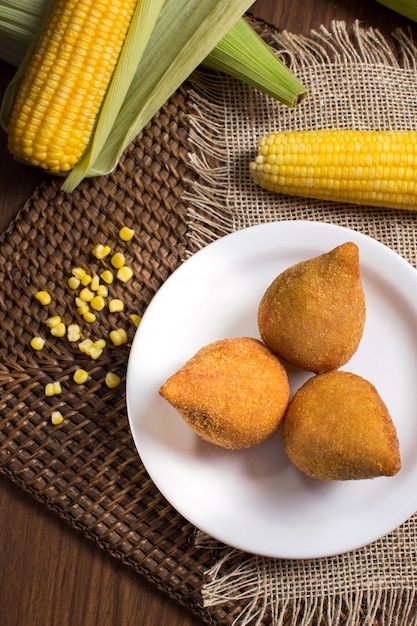 festa junina i brazylijska coxinha z odciskami na rustykalnym tle