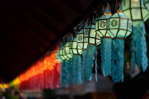 Festiwal kolorowych lampionów papierowych w Wat Phra That Hariphunchai Lamphun Tajlandia