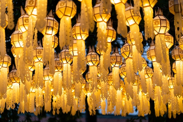 Festiwal kolorowych lampionów papierowych w Wat Phra That Hariphunchai Lamphun Tajlandia