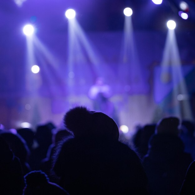 Festiwal Lub Koncert. Wielkie Tłumy Ludzi. Efekty Specjalne I Pokaz świetlny. Selektywne Skupienie. Abstrakcyjne Tło.